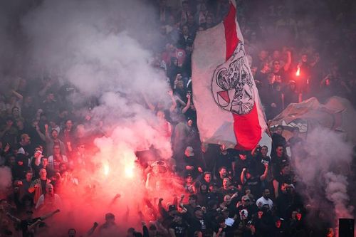 VIDEO Derbiul Ajax vs Feyenoord, întrerupt de fanii „lăncierilor” – Scene violente în afara stadionului