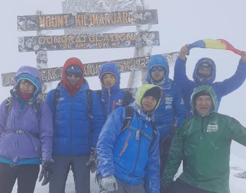 Doi sportivi nevăzători și unul cu dizabilitate fizică au cucerit vârful Kilimanjaro de ziua României