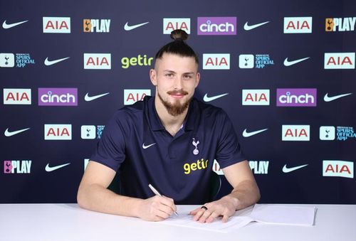 Radu Drăgușin, în lotul lui Tottenham pentru meciul cu Manchester United