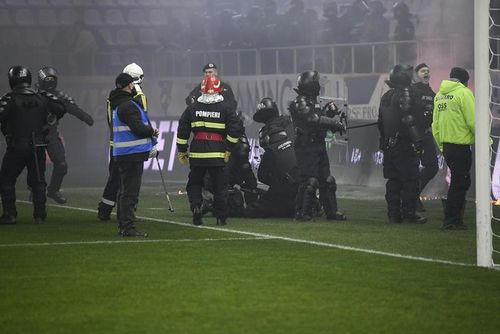 VIDEO Incidente în Capitală: Suporterii lui Dinamo și Steaua s-au luat la bătaie lângă stadion și în arena Arcul de Triumf