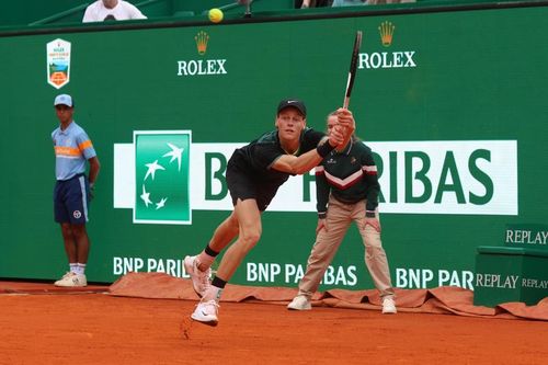 VIDEO ATP Monte Carlo: Jannik Sinner și Stefanos Tsitsipas, în optimi după ce și-au surclasat adversarii