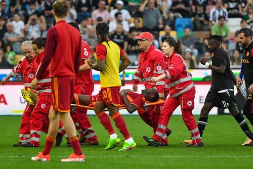 VIDEO ​Udinese - AS Roma, suspendat după ce un jucător s-a prăbușit pe gazon