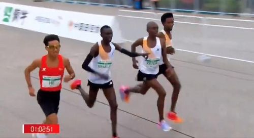 VIDEO Momente ciudate la semimaratonul de la Beijing: Trei alergători africani par să lase un chinez să câștige, apoi trec umăr la umăr linia de sosire pentru locul doi