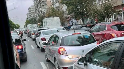 ALERTĂ | Blocaj total pe Bd. Iuliu Maniu în această dimineață, din cauza unui accident la trecerea de pietoni de dinaintea intrării pe A1. Opt linii STB circulă cu dificultate
