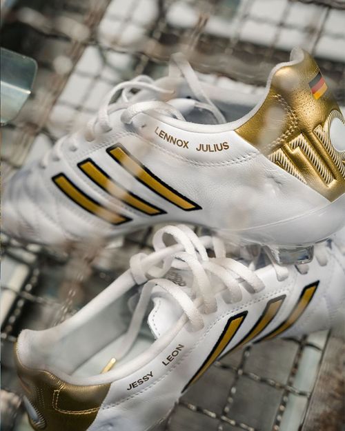 Ghetele albe cu dungi aurii dedicate de Adidas lui Toni Kroos pentru finala Ligii Campionilor