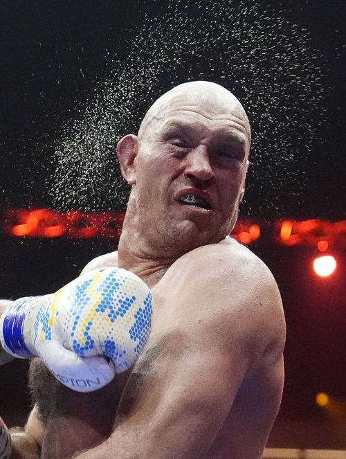 Tyson Fury  Englezul a „mușcat” din trotuar, după ce  s-a îmbătat criță  și a fost dat afară din club