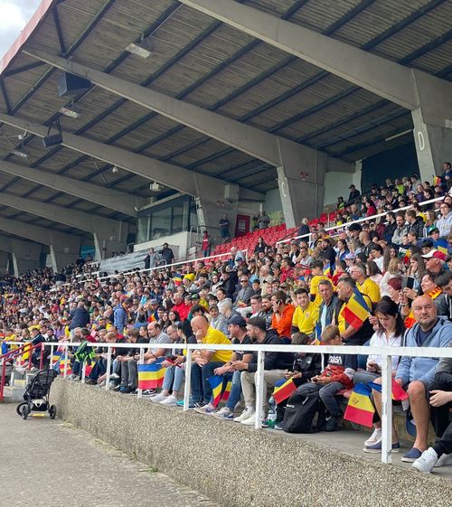 Pământ românesc  Peste 3.000 de fani , prezenți la primul antrenament al naționalei în Germania