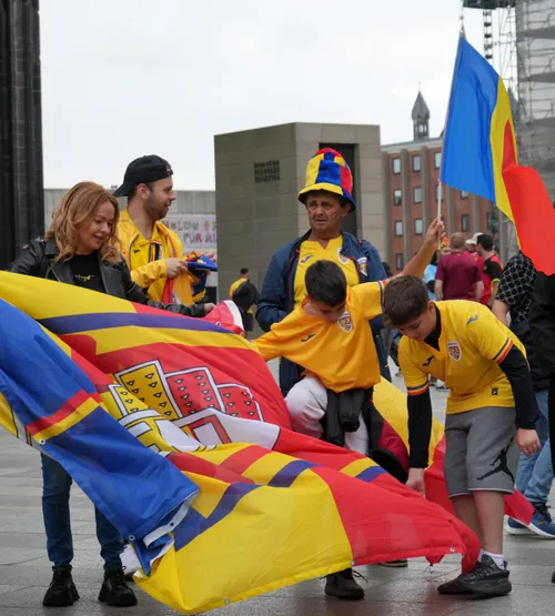 Koln, oraș românesc  După Munchen, fanii „tricolori” au cucerit și a doua gazdă a României.  Sărbătoare galbenă  lângă Dom