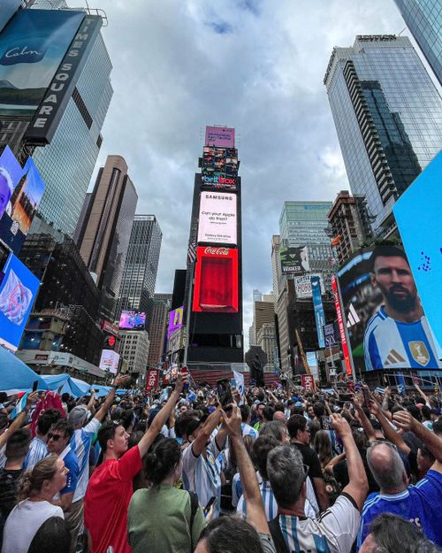 Times Square Messi   Mii de fani  argentinieni i-au cântat „La mulți ani” căpitanului, în inima Manhattanului
