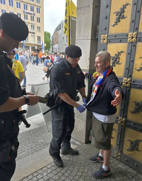 Arestați pentru torțe!  Doi fani români, reținuți de poliție în Marienplatz și  duși la secție  cu duba
