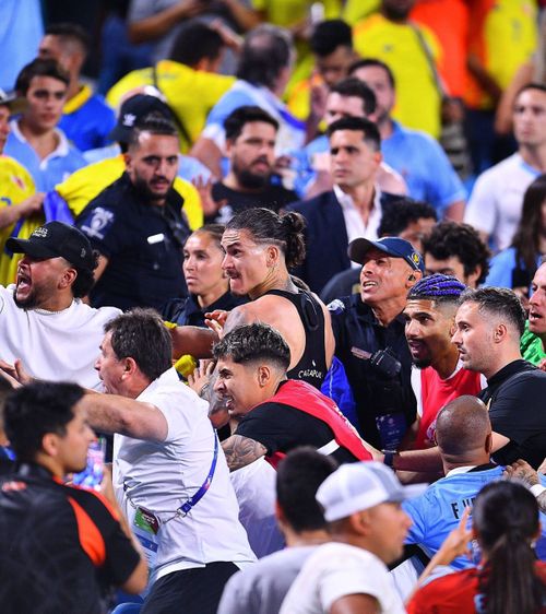 Ca În ring  Jucătorii uruguayeni și fanii columbieni  și-au împărțit pumni  în tribune. Mama unui fotbalist a leșinat