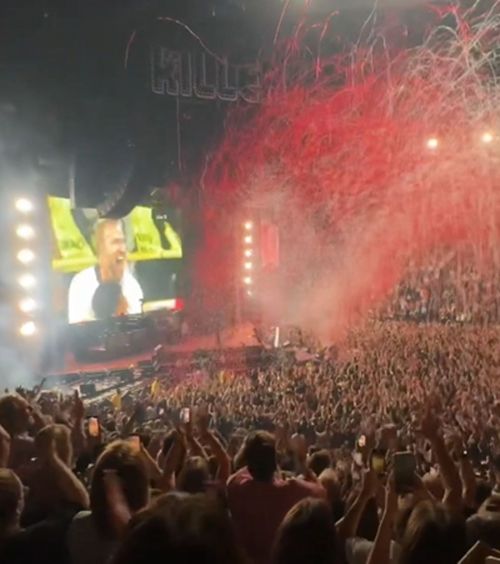 Fotbal și muzică The Killers  a întrerupt concertul de la O2 Arena din Londra, pentru a transmite live finalul meciului Anglia-Olanda