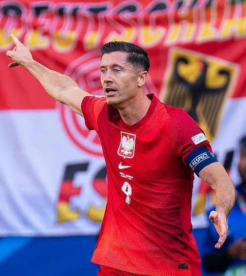 ACUZAT Robert Lewandowski și-ar fi  cumpărat  două licențe la facultatea de sport