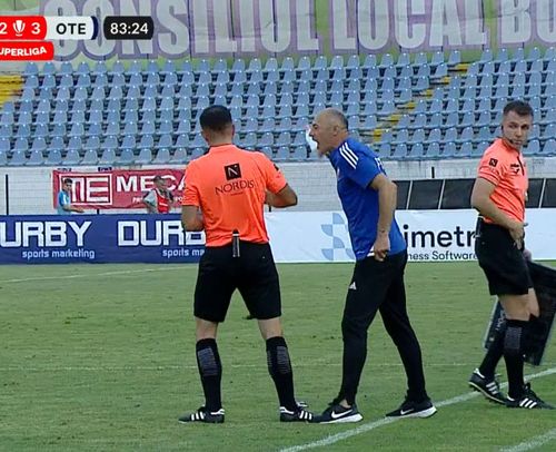 FURIOS   Bogdan Andone , dezlănțuit: s-a certat cu arbitrii, cu staff-ul și, eliminat, a refuzat să părăsească terenul