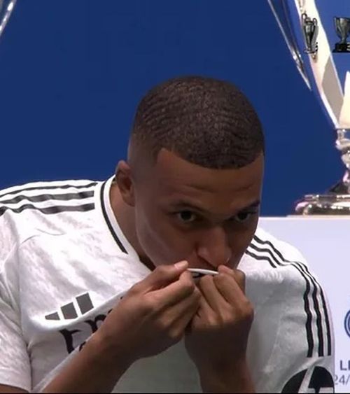 „Îmi dau viața pentru real” Kylian Mbappe, în fața a  85.000 de fani  la prezentarea în tricoul lui Real pe „Bernabeu”