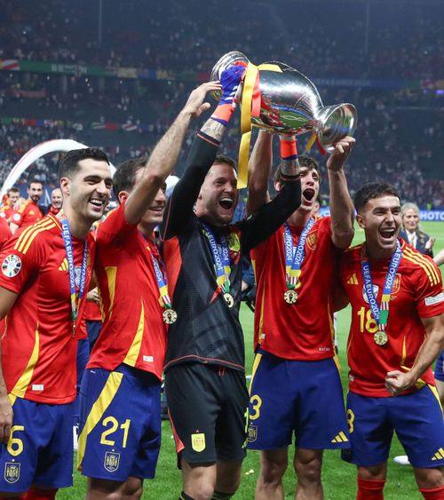 La Roja bască Spania a avut 4 jucători pe teren de la  Real Sociedad  în finala Euro. Și doi de la Bilbao, ambii titulari