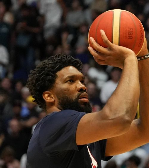 Critici  Joel Embiid, ironizat la sosirea în Franța: „Dă  pașaportul înapoi ! Trebuia să joci pentru noi!”