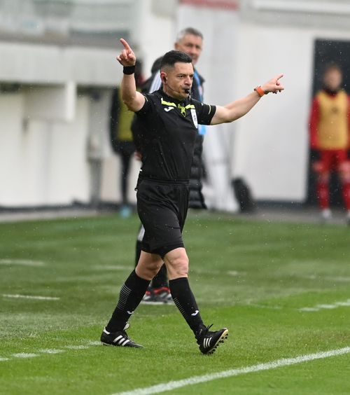 VAR de 11 minute!  Analize interminabile  și un penalty foarte ușor acordat în Poli Iași - Gloria Buzău