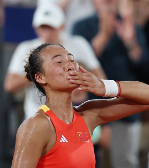 Regină la Paris  Aur neașteptat pentru China: Qinwen Zheng,  campioană  olimpică la tenis