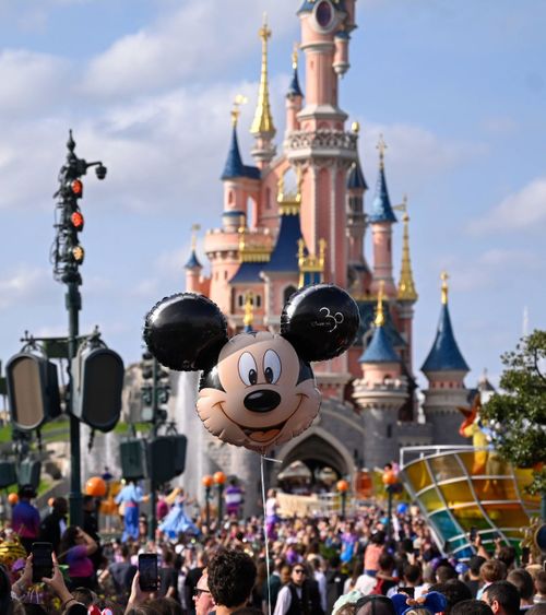 „neadecvat”  Sportivă din Paraguay, trimisă acasă după o vizită la  Disneyland : „Mă retrag”