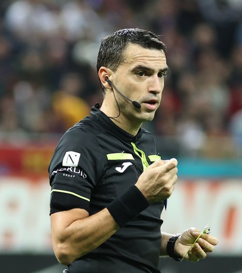 Fluieră în europa  24 de arbitri români,  delegați  la meciuri din Europa League și Conference League