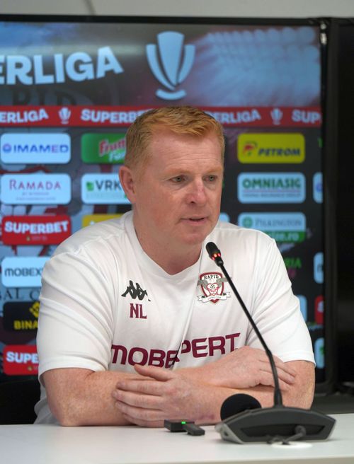 „Ăla care vorbește tot  timpul?”  Neil Lennon, săgeți către  Șumudică : „E total neprofesionist”