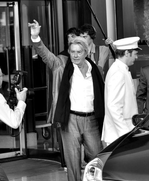 Alain Delon  Actorul francez era un mare iubitor de sport: a comentat box,  era fan Ferrari  și mergea frecvent la Roland Garros