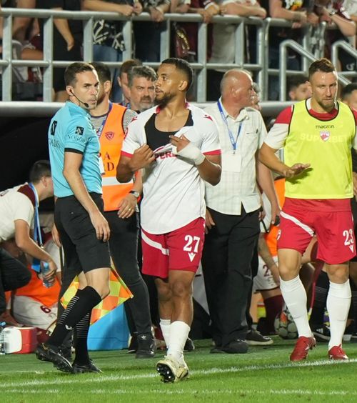 Nervii au cedat Aproape de bătaie la Rapid - Dinamo: Sivis s-a ales cu  tricoul rupt ! De unde a pornit altercația