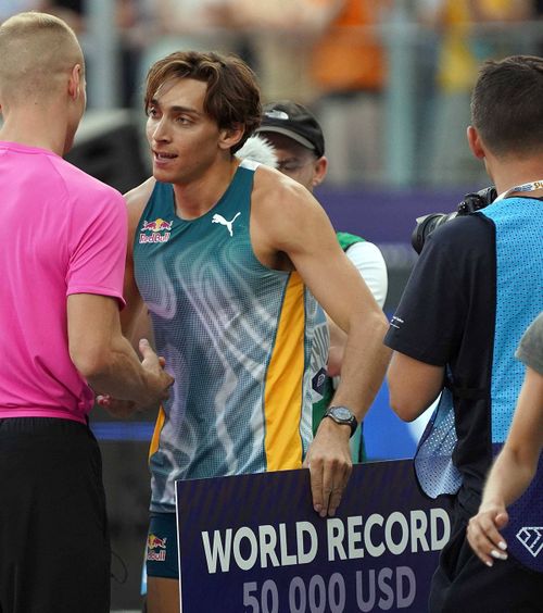 Săritură de 10  Armand Duplantis, al zecelea  record mondial  » Motivul pentru care sare mereu doar cu un centimetru mai sus