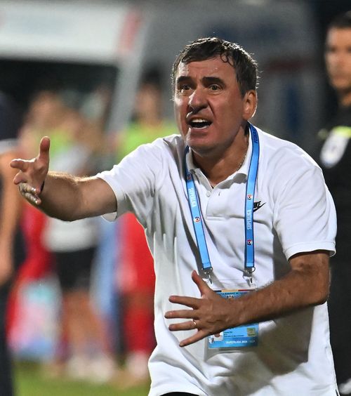 „Deja e prea de tot”  Gică Hagi  s-a certat cu arbitrul pe teren, apoi a răbufnit la TV: „E penalty! S-a văzut de peste tot”