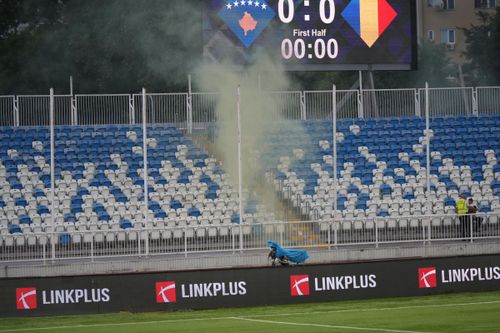 Fumigena la antrenamentul oficial al Romaniei in Kosovo (5).jpg