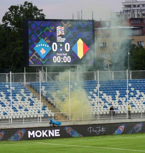 Fumigenă în peluză  „Tricolorii”, trimiși imediat la vestiare, după ce o fumigenă a fost  proiectată pe stadion , la antrenamentul oficial