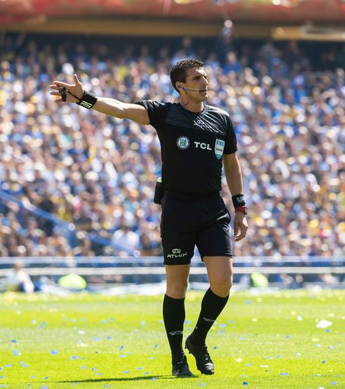 Amenințat cu arma Președintele unui club din Argentina  l-a urmărit pe arbitru  în vestiar: „Mai lipsea doar să apese pe trăgaci!”