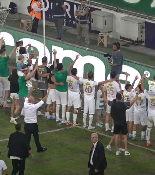 Imagini de colecție Bursaspor, prima echipă antrenată de Hagi, a adunat  41.300 de fani  pe „stadionul-crocodil” la primul meci în liga a patra!