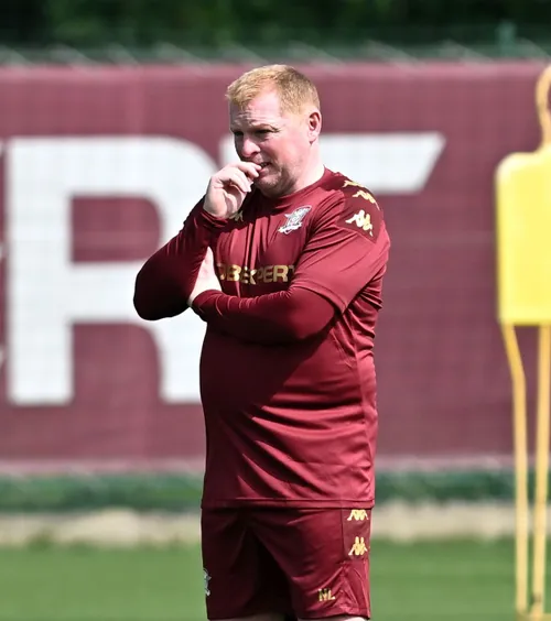 Neil Lennon, supărat  E încă afectat de felul în care a fost tratat în România: „Incredibil de neprofesionist.  Știți despre cine vorbesc ”