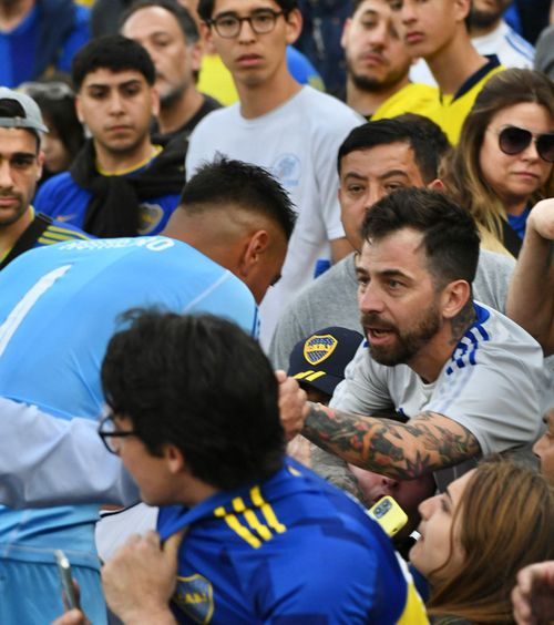 S-a bătut cu propriii fani! Boca - River (0-1) s-a încheiat incendiar. Insultat,  Romero a sărit la suporteri