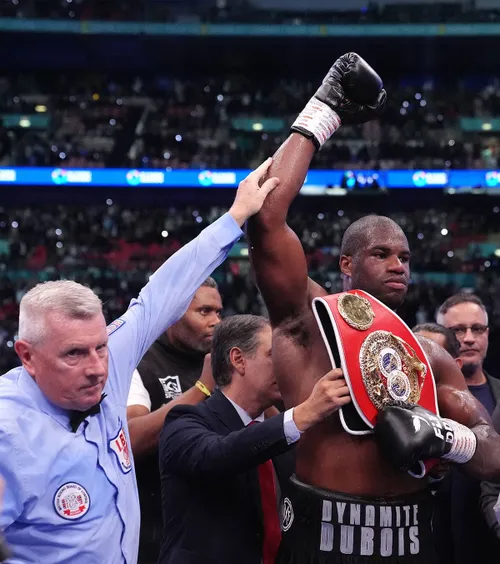 Record pe Wembley   Daniel Dubois l-a făcut KO pe Anthony Joshua , în fața a 98.128 de spectatori. AJ, sfătuit să se retragă