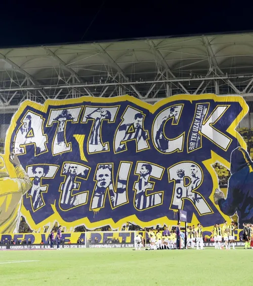 „Attack Fener”  Ultrașii lui Fenerbahce  s-au făcut de râs  cu scenografia, la derby-ul cu Galatasaray + Mourinho, ironizat: „Plângăciosul”