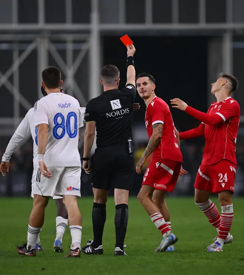 Opruț, „așteptat” de Vădana  Fundașul lui Dinamo susține că arbitrul l-a eliminat pentru  a se răzbuna : „Sunt ferm convins”