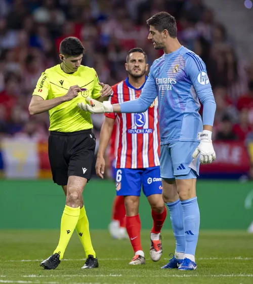 Atletico - Real Madrid,&nbsp; &icirc;nterupt&nbsp;Juc&#259;torii, trimi&#537;i la vestiare! Fanii au aruncat cu obiecte spre juc&#259;tori