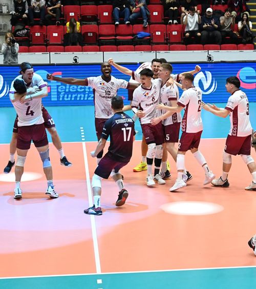 PREMIERĂ ÎN GIULEȘTI    CS Rapid  a câștigat Supercupa României la volei masculin 