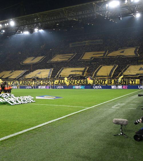 „UEFA  MAFIA”  Fanii lui Dortmund, mesaj împotriva forului european:  „Vă interesează doar banii”