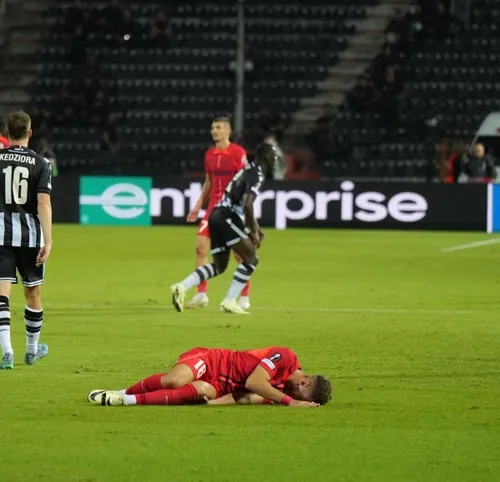 PAOK - FCSB. Mihai Lixandru s-a accidentat și a ieșit pe targă (foto: Iosif Popescu/GOLAZO.ro)