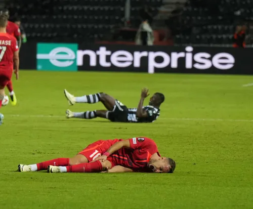 PAOK - FCSB. Mihai Lixandru s-a accidentat și a ieșit pe targă (foto: Iosif Popescu/GOLAZO.ro)