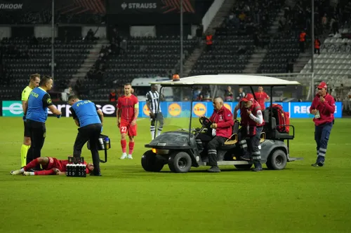 PAOK - FCSB. Mihai Lixandru s-a accidentat și a ieșit pe targă (foto: Iosif Popescu/GOLAZO.ro)