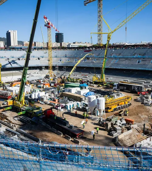 Bătaie pe Camp Nou Muncitori din România și din Albania,  conflict cu bâte și pietre  pe șantierul stadionului din Barcelona