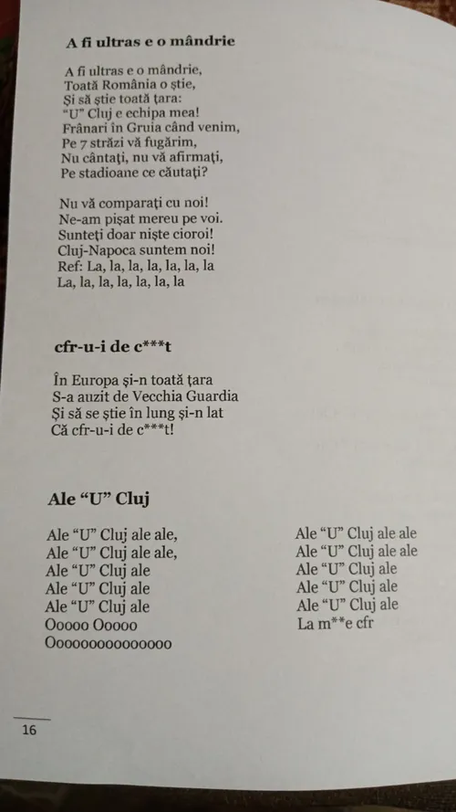 U Cluj le-a împărțit studenților pachete promoționale care conțineau și un carnet cu scandările reprobabile ale galeriei. Foto: actualdecluj.ro