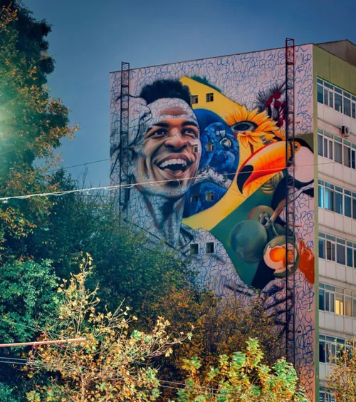 Mural cu Vinicius în București  Starul lui  Real Madrid , pictat pe un bloc din Capitală: „Mesaj de pace și de unitate”