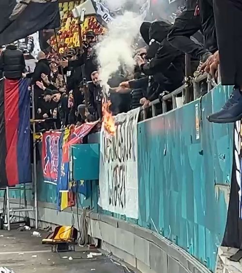 Foc în peluză Ultrașii FCSB  au ars o eșarfă alb-roșie  sub privirile pasive ale forțelor de ordine! Pompierii au intervenit târziu