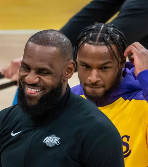 S-a scris istoria  LeBron și Bronny au jucat primul lor meci împreună în NBA: „Nu te gândi la greșeli,  dă tot ce ai ”